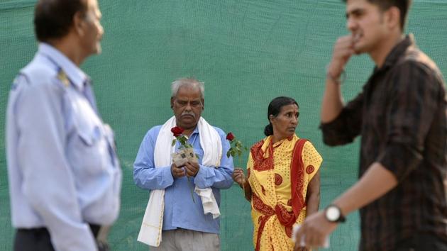 At some polling booths in Delhi, people were given red roses after exercising their franchise. Narayan Yadav and his wife Ramday Yadav are seen with a couple of such roses outside a polling booth at Krishna Nagar. (Biplov Bhuyan / HT Photo) At some polling booths in Delhi, people were given red roses after exercising their franchise. Narayan Yadav and his wife Ramday Yadav are seen with a couple of such roses outside a polling booth at Krishna Nagar. (Biplov Bhuyan / HT Photo)
