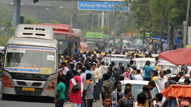 People in Gurugram crowd into public transport after Metro service operations on the Yellow Line were hit between Sultanpur station and Chattarpur Metro station, on Tuesday, May 21, 2019.(Parveen Kumar / HT Photo) People in Gurugram crowd into public transport after Metro service operations on the Yellow Line were hit between Sultanpur station and Chattarpur Metro station, on Tuesday, May 21, 2019.(Parveen Kumar / HT Photo)