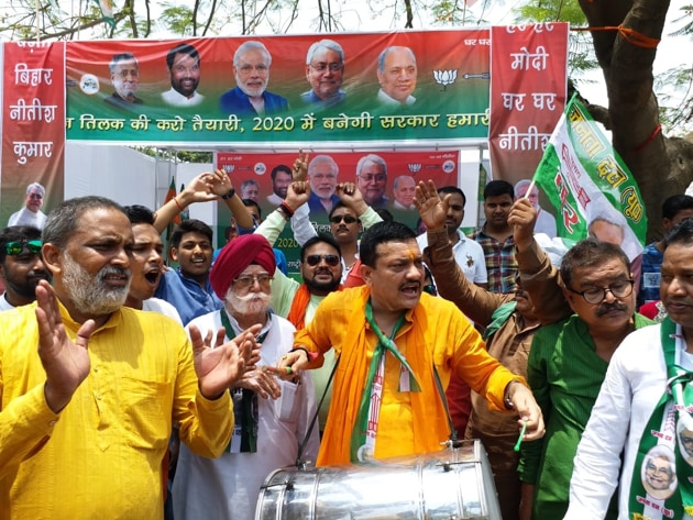Janatal Dal (U) supporters celebrate outside the party’s office in Patna on Thursday.(A P Dube/HT PHOTO)