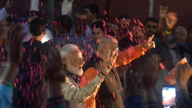 Prime Minister Narendra Modi and BJP chief Amit shah flashing victory sing at the BJP headquarters in Delhi. (Raj K Raj/HT Photo)