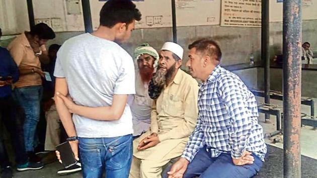 Relatives of Bebal Khan and Mobin Khan wait to collect their bodies at Babu Jagjivan Ram Hospital.(Sourced)