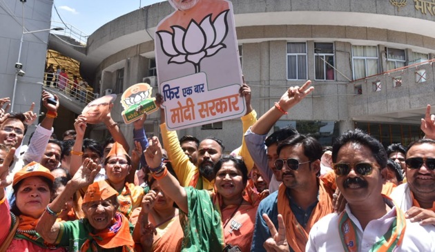 BJP workers celebrating at state BJP office in Bhopal on Thursday.(Mujeeb Faruqui/HT PHOTO)