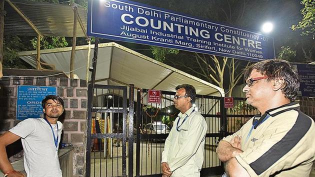Volunteers of different political parties on vigil outside a counting centre. (Sanjeev Verma/HT) Volunteers of different political parties on vigil outside a counting centre. (Sanjeev Verma/HT)