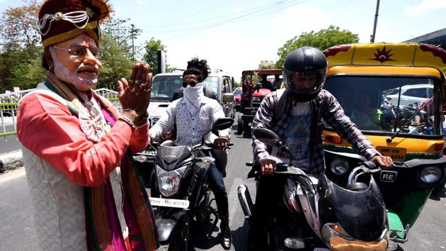 BJP supporters wear Prime Minister Narendra Modi's mask after BJP's lead and win in Indore Constituency in 2019 Lok Sabha Elections on Thursday.(ANI photo) BJP supporters wear Prime Minister Narendra Modi's mask after BJP's lead and win in Indore Constituency in 2019 Lok Sabha Elections on Thursday.(ANI photo)
