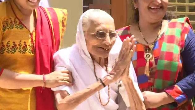 Gujarat, May 23 (ANI): Prime Minister Narendra Modi's mother Heeraben Modi greets the media outside her residence in Gandhinagar on Thursday.(ANI)