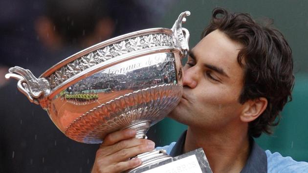 File image of Roger Federer kissing the trophy after winning French Open 2009.(AP)
