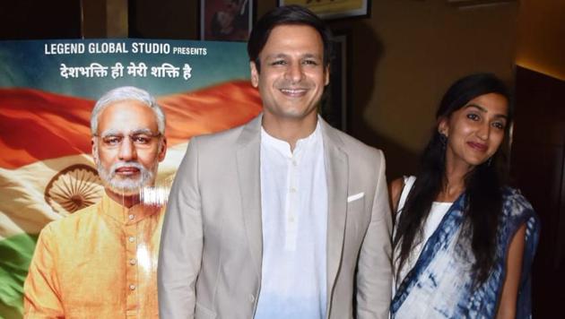 Vivek Oberoi with his wife Priyanka Alva at the screening of his film PM Narendra Modi.(Varinder Chawla)