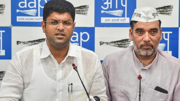 Jannayak Janata Party leader Dushyant Chautala (left) with AAP’s Gopal Rai at a press conference. Though Dushyant lost in Hisar Lok Sabha seat, but he was the only candidate of the JJP-AAP combine not to have lost his deposit.(PTI File)