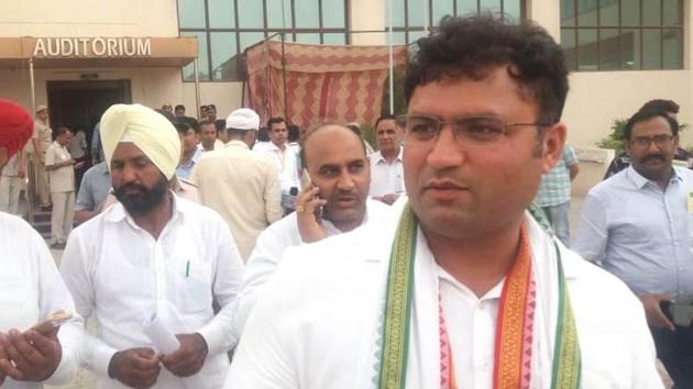 Congress candidate from Sirsa Ashok Tanwar comes out of the counting centre , Haryana, on Thursday, May 23, 2019. Congress lost on all 10 Lok Sabha seats in the state.(HT Photo)
