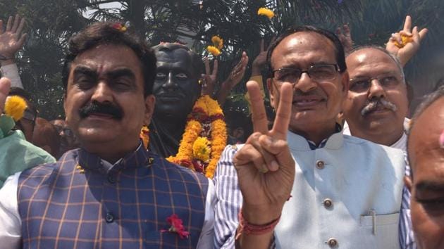 BJP leaders Shivarj Singh Chouhan along with others celebrate party's victory in Lok Sabha elections 2019, at BJP office, in Bhopal, on Thursday, May 23, 2019.(Mujeeb Faruqui/HT Photo)