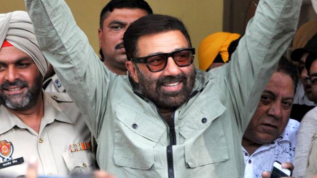 Bharatiya Janata Party (BJP) candidate Sunny Deol shows the victory sign after the outcome of Lok Sabha elections, at his residence, in Gurdaspur, Punjab, on Thursday, May 23, 2019. Deol defeated Congress’ Sunil Jakhar.(Nitin Kanotra / HT Photo)