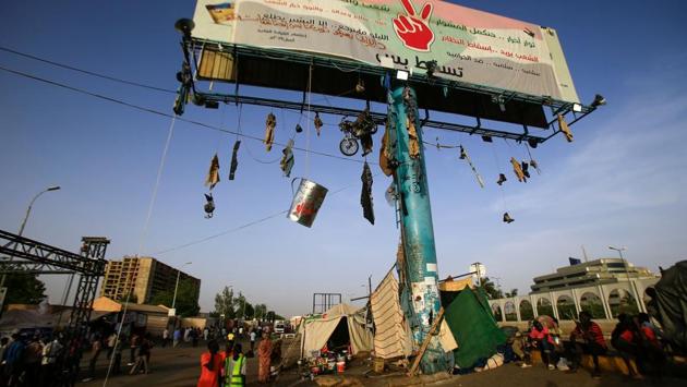 Protesters gather outside the army headquarters in Khartoum, Sudan. (Ashraf Shazly / AFP)
