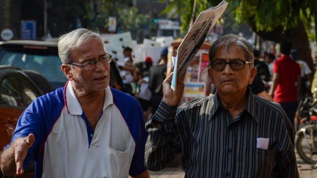 A man covers himself from the scorching heat on FC road in Pune.(Milind Saurkar/HT Photo)