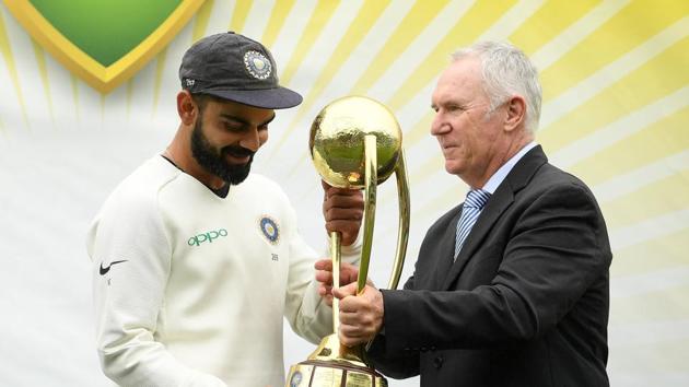 India's captain Virat Kohli recieves the Border-Gavaskar Trophy from Australia's former cricketer Allan Border following India's 2-1 series victory over Australia.(REUTERS)