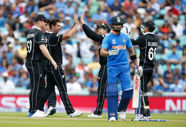 New Zealand's Colin de Grandhomme (2L) celebrates bowling India's Captain Virat Kohli (2R) for 18 runs during the 2019 Cricket World Cup warm up match between India and New Zealand at The Oval in London. (AFP)