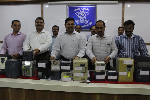 Thane police show a few of the lift controllers they recovered from the accused. (Praful Gangurde/HT) Thane police show a few of the lift controllers they recovered from the accused. (Praful Gangurde/HT)