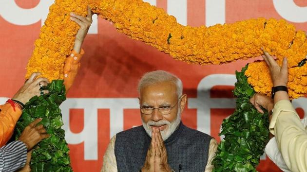 Indian Prime Minister Narendra Modi gestures as he is presented with a garland by Bharatiya Janata Party (BJP) leaders after the election results in New Delhi, May 23, 2019. ((Reuters/ File photo)) Indian Prime Minister Narendra Modi gestures as he is presented with a garland by Bharatiya Janata Party (BJP) leaders after the election results in New Delhi, May 23, 2019. ((Reuters/ File photo))