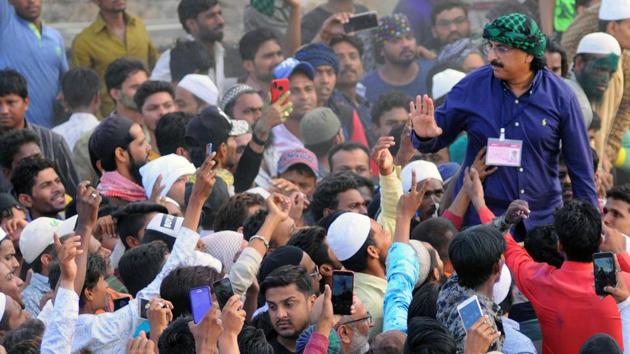 Imtiaz Jaleel with supporters in Aurangabad on Thursday.(HT/PHOTO)