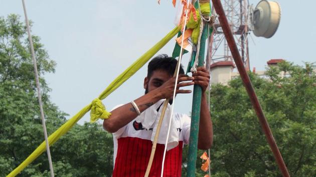 A Congress worker removing party flag in Faridkot(Sanjeev Kumar/Hindustan Times)