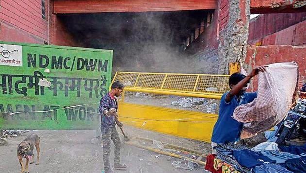 The dhalao in Chandni Chowk being shut by the north civic body. (Biplov Bhuyan/HT PHOTO) The dhalao in Chandni Chowk being shut by the north civic body. (Biplov Bhuyan/HT PHOTO)