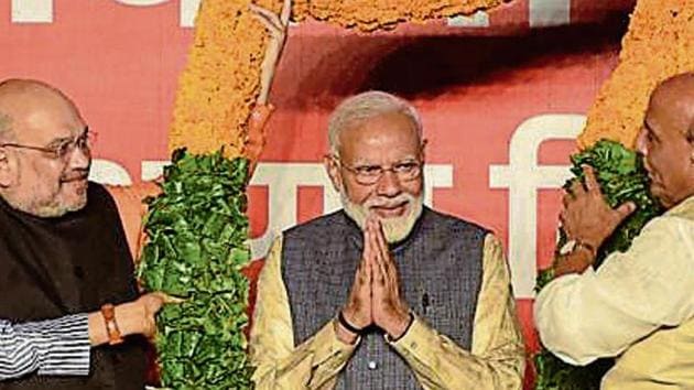 Prime Minister Narendra Modi being garlanded by BJP’s senior leaders as he arrives at the party headquarters to celebrate the party’s victory in the 2019 Lok Sabha 2019, in New Delhi(Vipin Kumar/ Hindustan Times)