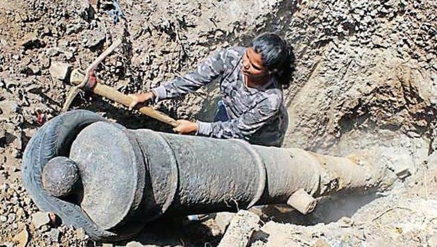 Six cannons, excavated on Saturday, will be placed on a raised platform at Mith Bunder in Kopri.(Praful Gangurde/ HT) Six cannons, excavated on Saturday, will be placed on a raised platform at Mith Bunder in Kopri.(Praful Gangurde/ HT)