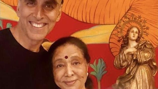 Akshay Kumar met Asha Bhosle on Sunday. Akshay Kumar met Asha Bhosle on Sunday.