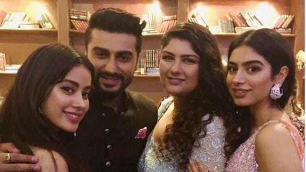 Arjun Kapoor with sisters Janhvi, Anshula and Khushi Kapoor at Sonam Kapoor’s wedding.(Instagram)