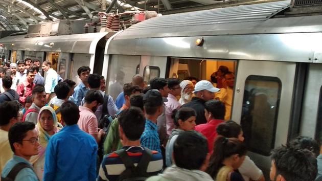 Delhi Metro’s services on its Violet Line operated one-way for nearly 30 minutes from Mandi House to Kashmere Gate Saturday morning due to signalling issues, a DMRC official said.(Amal KS/HT PHOTO) Delhi Metro’s services on its Violet Line operated one-way for nearly 30 minutes from Mandi House to Kashmere Gate Saturday morning due to signalling issues, a DMRC official said.(Amal KS/HT PHOTO)