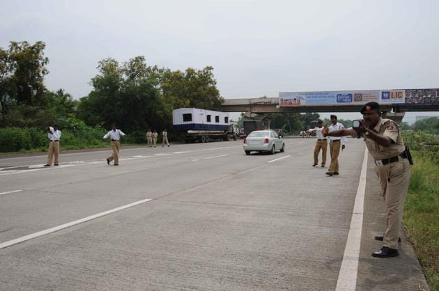 Maharashtra highway traffic police check speed of vehicles on Mumbai-Pune Expressway.(Hindustan Times)
