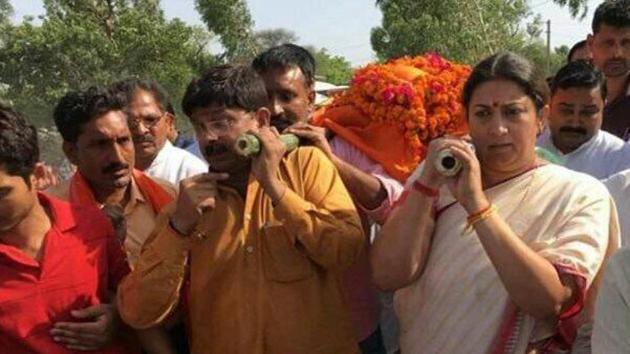 BJP MP from Amethi constituency Smriti Irani was one of the pall bearers of party woker Surendra Singh who was shot dead in Amethi on Sunday, May 26, 2019.(HT Photo)