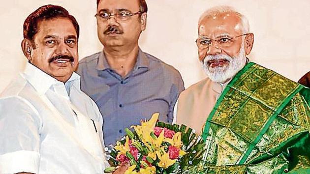Prime Minister Narendra Modi being felicitated by Tamil Nadu Chief Minister K Palaniswami during a dinner meeting with National Democratic Alliance leaders in New Delhi(PTI)