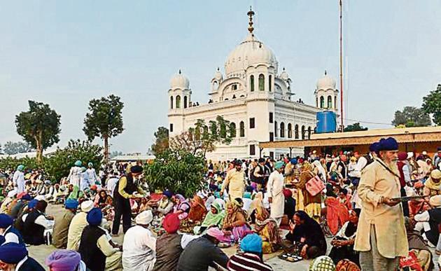Sikh pilgrims eat food in front of Kartarpur Gurdwara Sahib after a groundbreaking ceremony for the Kartarpur Corridor in Kartarpur on November 28, 2018. (File photo by AFP)