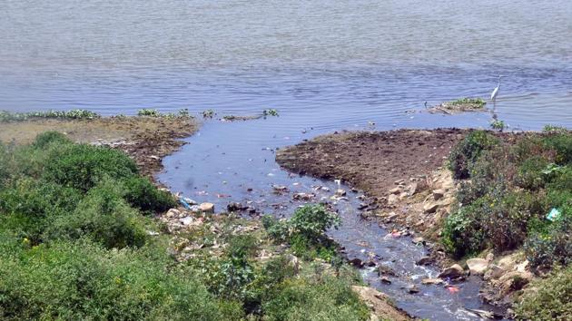 Sewage water flowing unchecked in Ganga near Rasulabad ghat in Prayagraj.(Anil Kumar Maurya/ HT)