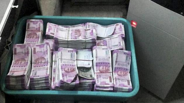 Cash recovered by Income Tax department.(PTI) Cash recovered by Income Tax department.(PTI)