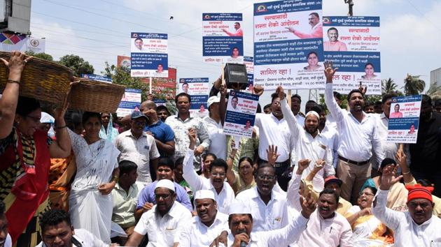 Protestors block the Sion-Panvel highway on Monday.(BACHCHAN KUMAR/ HT PHOTO)