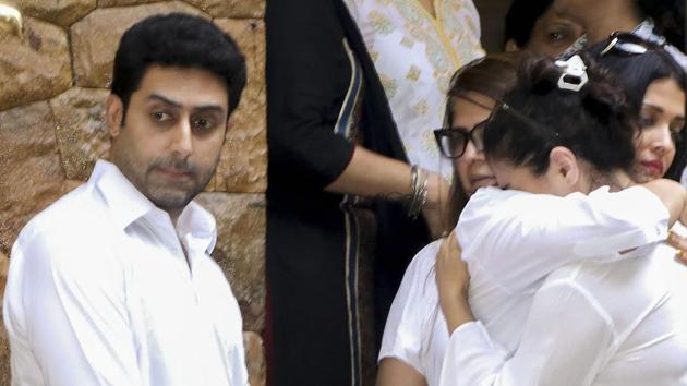 Actors Abhishek Bachchan and Aishwarya Rai console Kajol at the funeral of Ajay Devgn’s father, Veeru Devgan.(PTI)