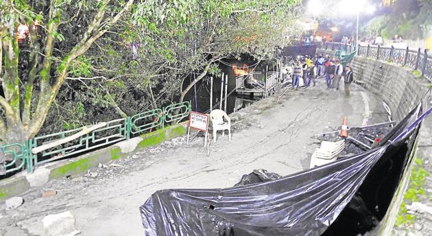 Some locals believe ground vibrations due to traffic led to caving in of a part of the Mall Road in Nainital last year.(HT FIle)