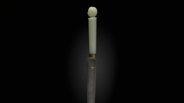 The dagger is estimated to fetch between $1,500,000 and $2,500,000.(@CHRISTIE’S)