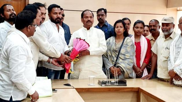 Jhrakhand CM Raghubar Das meeting with a delegation of Jharkhand Mukhiya ( village head) Sangh at Project building secretariat in Ranchi, on Tuesday, May 28, 2019. (HT Photo) Jhrakhand CM Raghubar Das meeting with a delegation of Jharkhand Mukhiya ( village head) Sangh at Project building secretariat in Ranchi, on Tuesday, May 28, 2019. (HT Photo)