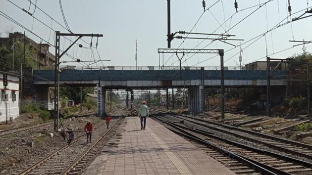 The road overbridge at Dombivli was supposed to be shut for repair work on Monday, but Kalyan-Dombivli Municipal Corporation (KDMC) has decided against closing it. (HT Photo) The road overbridge at Dombivli was supposed to be shut for repair work on Monday, but Kalyan-Dombivli Municipal Corporation (KDMC) has decided against closing it. (HT Photo)