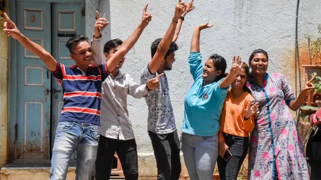 HSC students celebrating their results outside a cyber cafe in Kasba peth.(Sanket Wankhade/HT PHOTO)