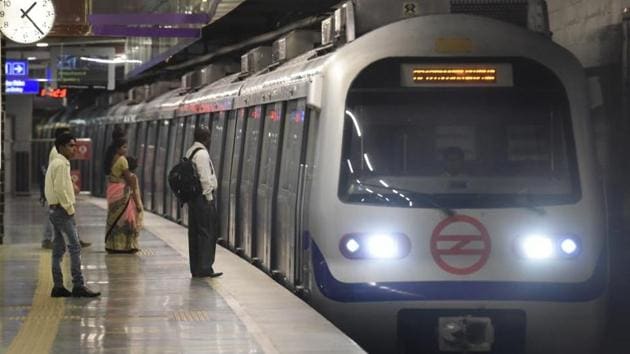Metro services on the Violet Line between Kashmere Gate and Mandi House metro stations were hit following a signalling snag on Tuesday evening.(Sonu Mehta/HT PHOTO)