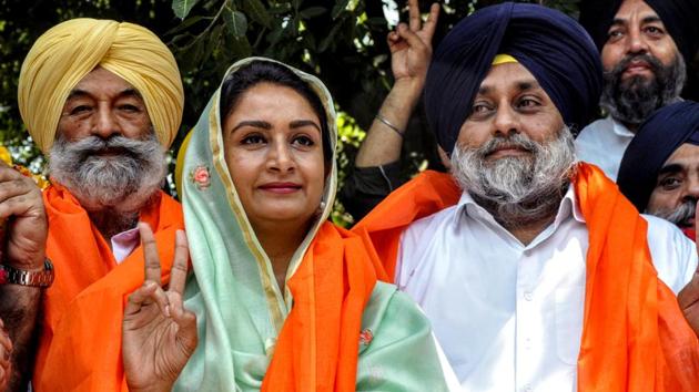 Bathinda MP Harsimrat Kaur Badal and President of Shiromani Akali Dal Sukhbir Singh Badal show victory sign and celebrate party's victory in general elections 2019 along with senior party leaders in New Delhi.(ANI)