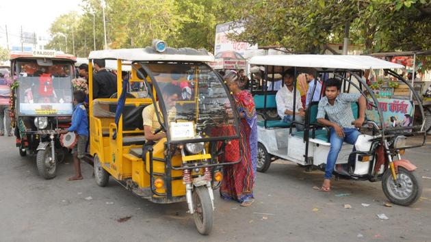 E- rickshaws on a Patna road.(AP Dube / HT Photo)