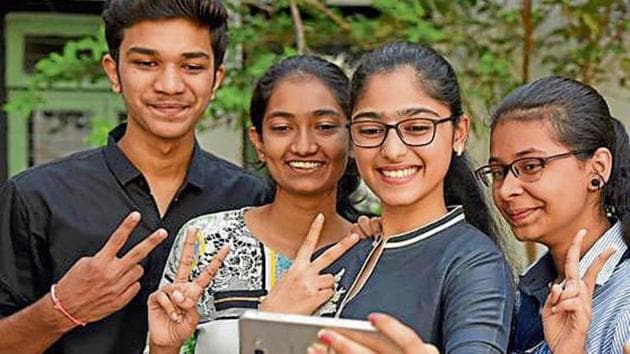 Most colleges that recorded a cent percent pass rate are from Thane, Panvel and adjoining areas.(HT Photo)