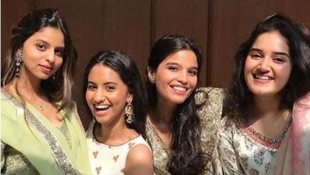 Suhana Khan with her cousin Alia and other friends.(Instagram)