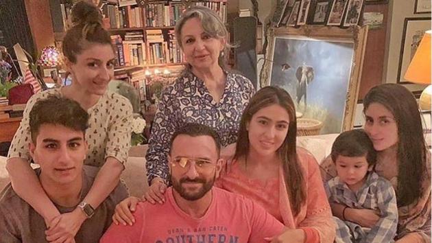 Soha Ali Khan, Sharmila Tagore, Ibrahim, Saif Ali Khan, Sara Ali Khan, Kareena Kapoor and Taimur pose for a family picture.(Instagram)