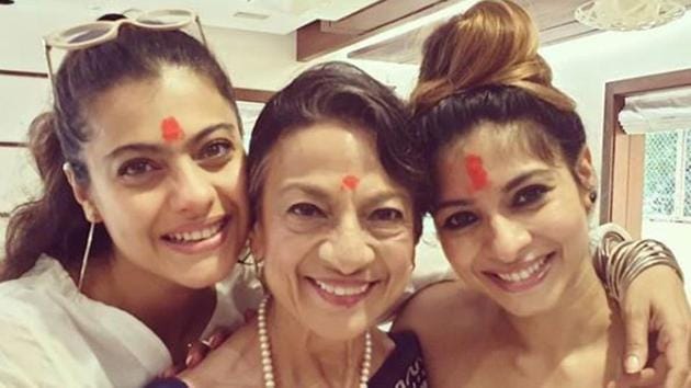 Tanuja with her daughters, Kajol and Tanishaa Mukerji.(Instagram)