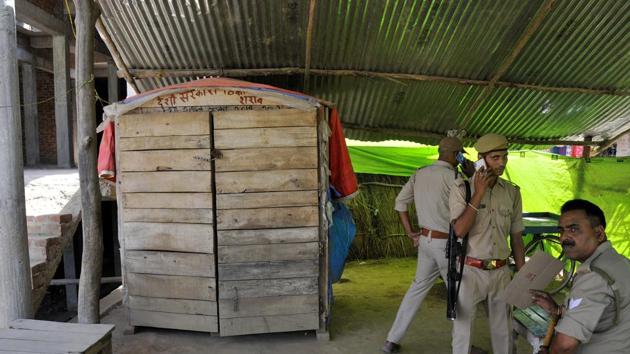 Police personnel seen with the kiosk in Raniganj, from which the deceased took the liquor, at Barabanki, Uttar Pradesh, on Tuesday, 28, 2019.(Dheeraj Dhawan / HT Photo)